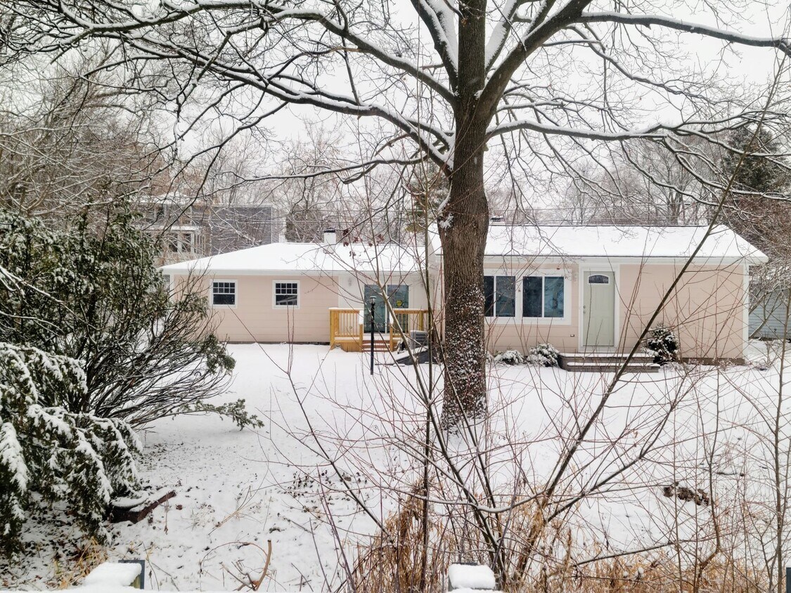 7710 Beach Dr, Wonder Lake, IL 60097 House Rental in Wonder Lake, IL