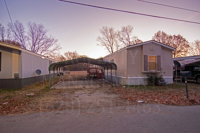 Building Photo - Beautifully Updated 2 Bedroom 2 Bathroom H...