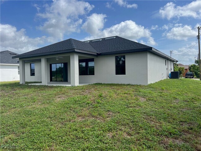 Building Photo - 1302 Sunniland Blvd