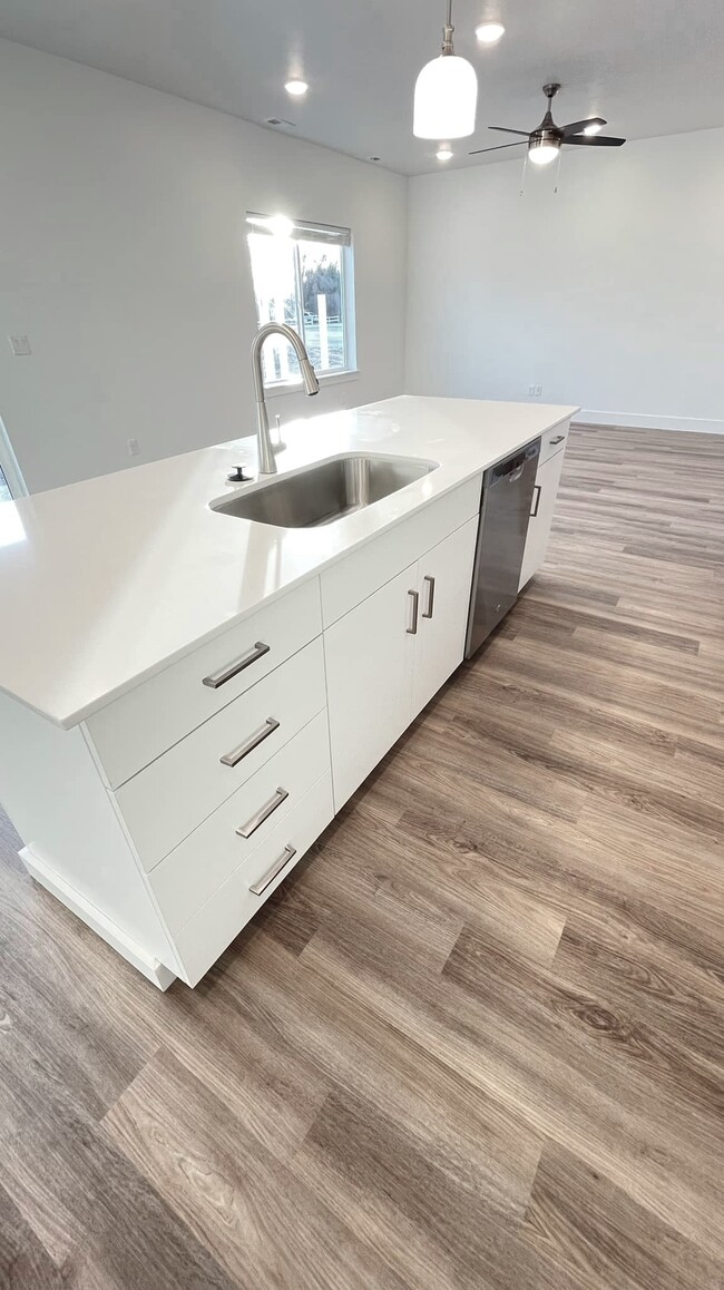 Huge Kitchen Island - 1022 S Hailey Creek Ave