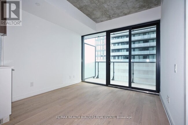 Building Photo - 161-2161 Roehampton Ave