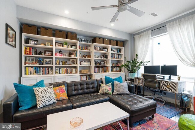 Building Photo - Spacious 2-Bedroom Apartment with Private ...