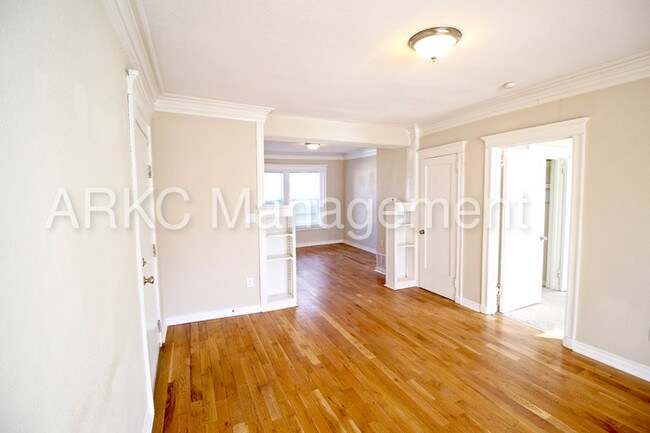 Building Photo - 912 E 39th St