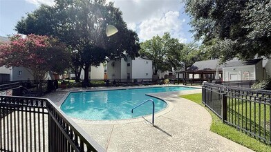 Building Photo - 9809 Richmond Ave.