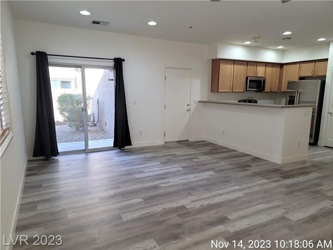 Building Photo - NW IN GATED COMMUNITY--BED & FULL BATH DOW...