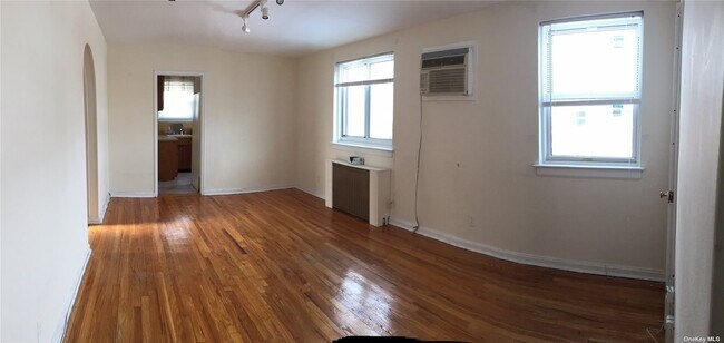 Foto del edificio - 71-21 Little Neck Pkwy