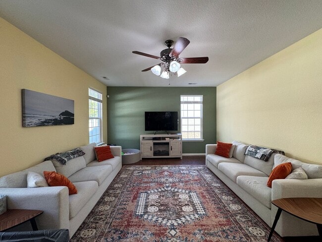 Building Photo - Welcome to this stunning 4 bedroom, 2.5 ba...