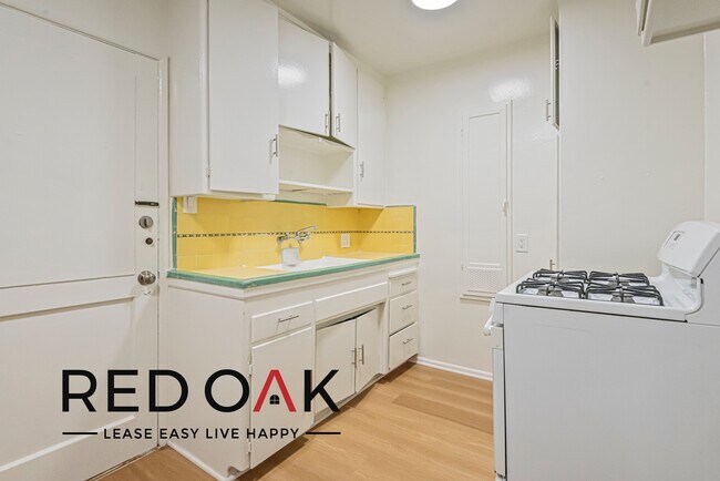 Building Photo - Cozy One Bedroom Walk-Up with Tons of Natu...