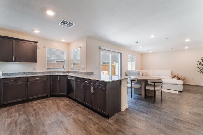 Foto del edificio - Amazing Almost New Townhome in No. Las Vegas