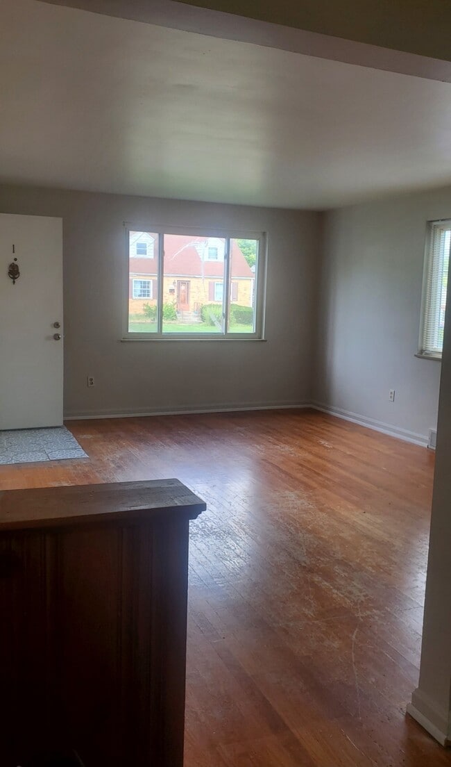 Large spacious living room - 1457 Hoffner St, Unit 3