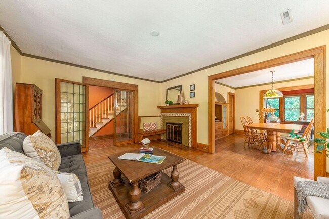 Foto del edificio - Beautiful 3 Bedroom House in Ideal Wauwatosa Location!
