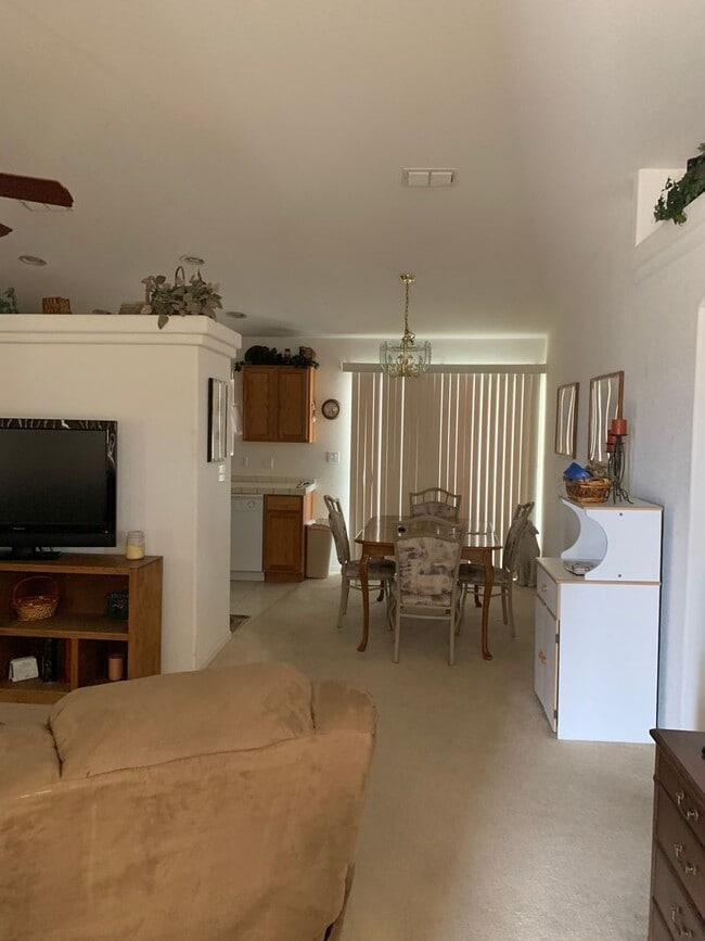 Building Photo - Furnished Winter or Unfurnished Long Term