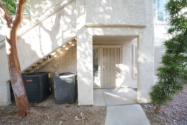Building Photo - SHOWINGS AVAILABLE NOW