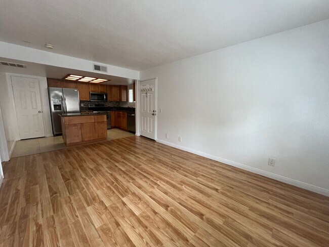 Building Photo - 1 Bedroom condo located in beautiful gated...
