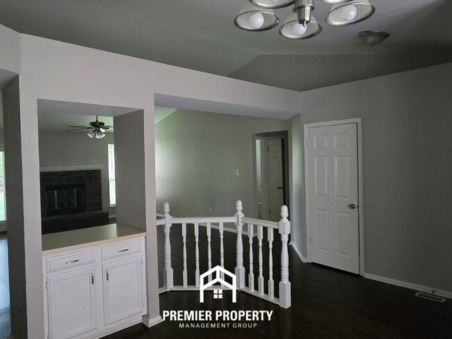 Foto del edificio - Stunning 3BR/2BA Florissant Home with Fireplace, 2-Car Garage & Fenced Yard!