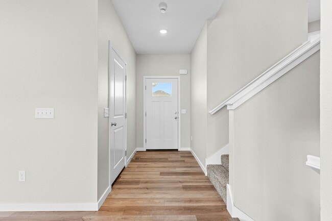 Building Photo - Beautiful Split Level 5 Bedroom Home - Hills of Olde Savannah