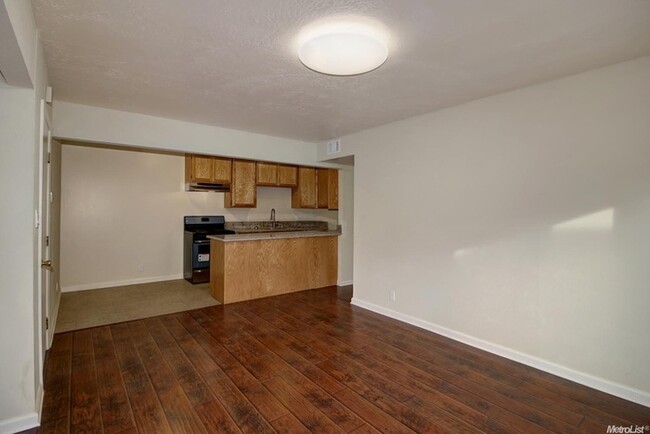 Building Photo - Beautiful 3 Bedroom duplex
