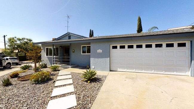 Building Photo - 5BD/2BA, Great Private Yard w/ Fire Pit!