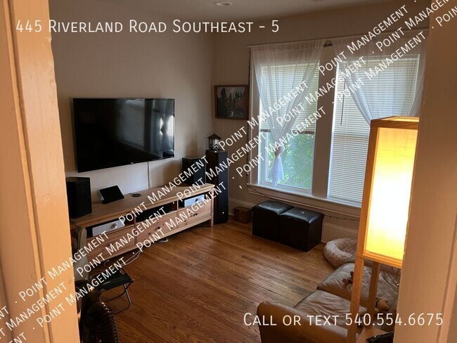 Building Photo - Freshly Renovated First Floor Apartment (I...