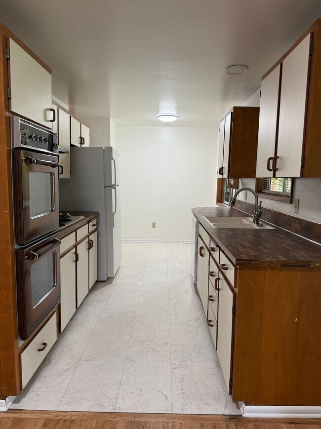 Building Photo - Great location in Milwaukie, OR! 3 bedroom 1 bath home with a large yard!