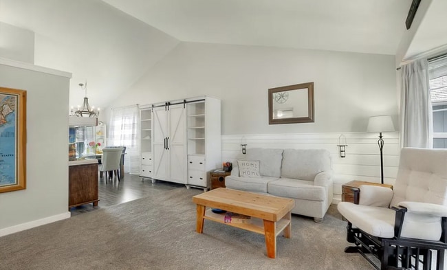 Building Photo - Beautiful Designer 3 bedroom home in Quiet...