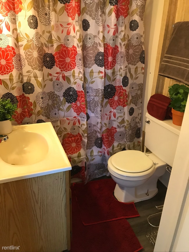 Building Photo - 1 br, 1 bath Apartment - 300 Steward Ave # 3