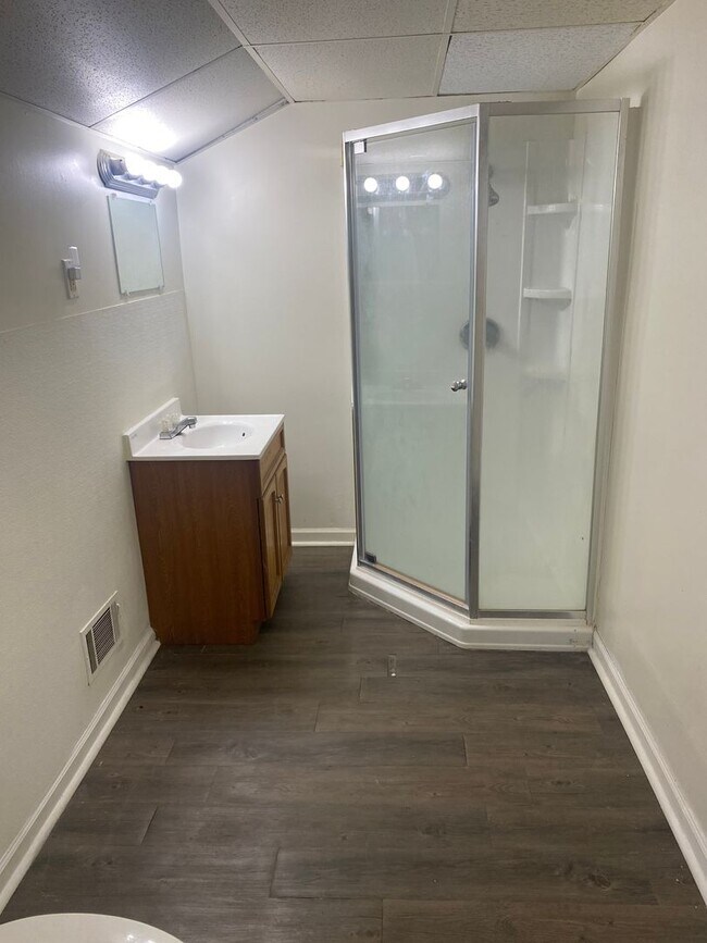 Building Photo - Toledo 1 bedroom