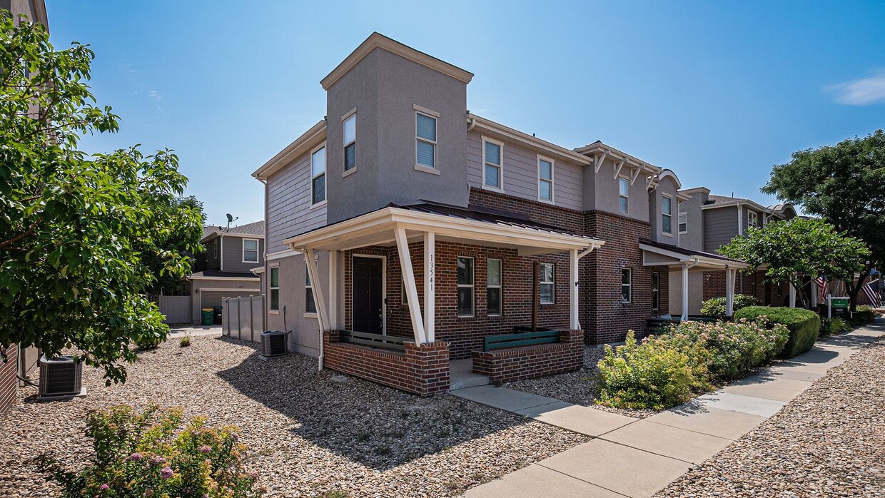 Foto principal - Charming 3BR/2.5BA Townhome with Attached ...