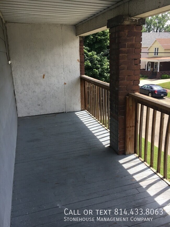 Building Photo - Large 2nd floor 2 bedroom with Front Deck ...