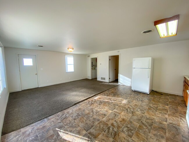 Building Photo - $500 off 1st full months rent  ***Section ...