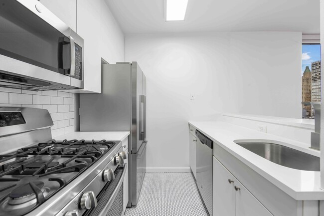 Building Photo - 245 E 44th St