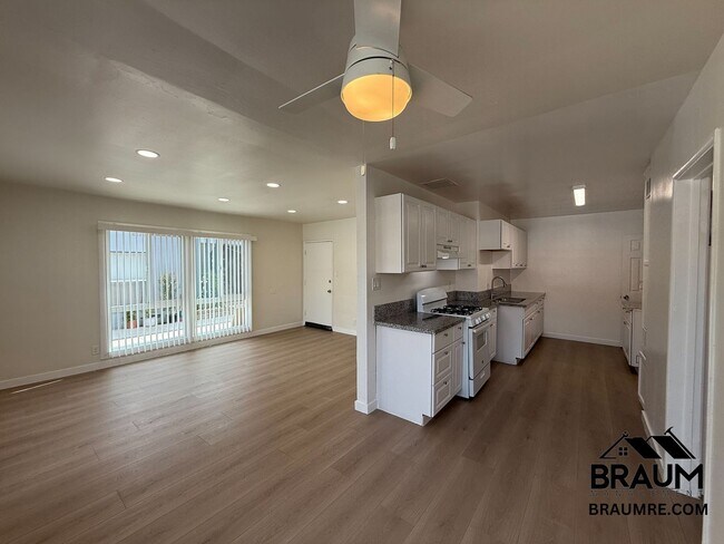Foto del edificio - 7339 Woodman Ave
