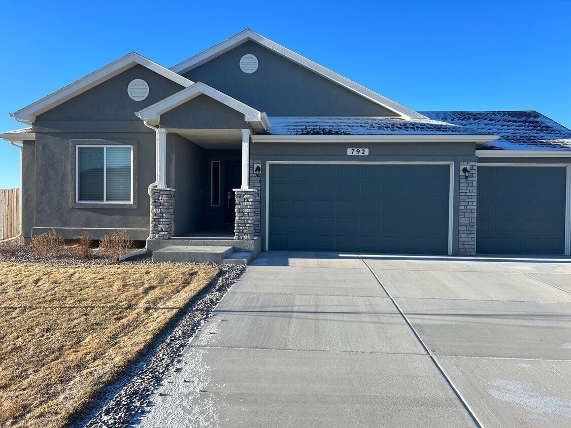 Primary Photo - Beautiful New Home in Pueblo West