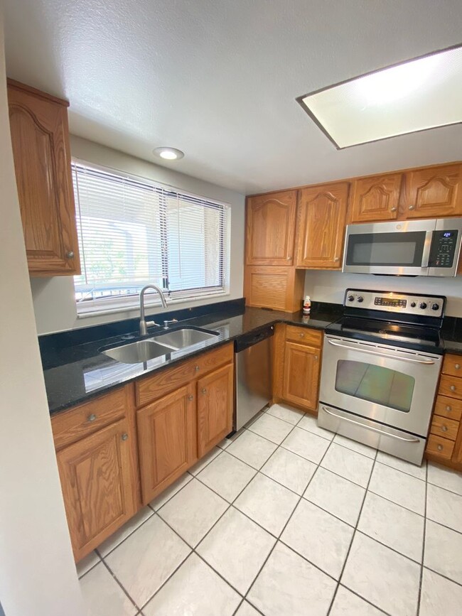 Foto del edificio - Updated 2-Bedroom Lake Lotus Club Condo wi...