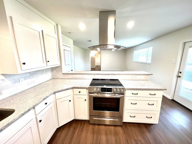 Building Photo - Updated 3 Bedroom Home with All Appliances & Double Garage