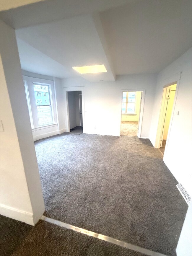 Building Photo - 731 W 4th St