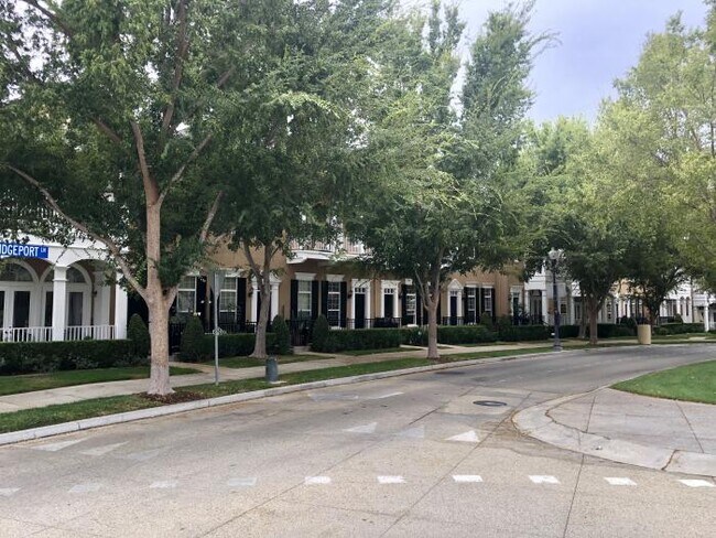 Building Photo - 3 bedroom in Santa Clarita CA 91355