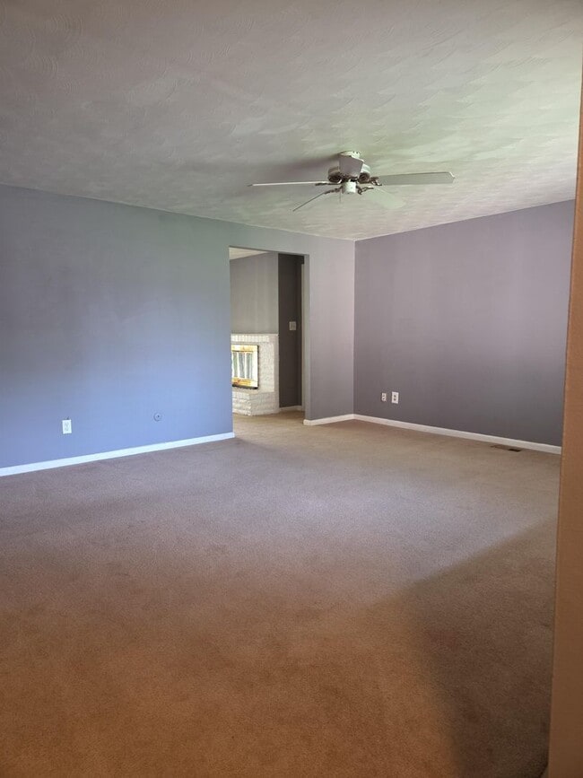 Building Photo - Great 4BR, 2BA single family home with AC ...