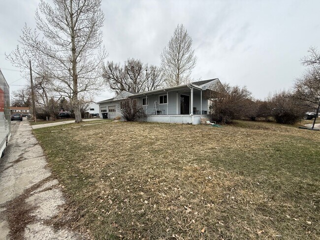 Foto del edificio - 4 Bedroom 2 Bathroom Home on Large Corner Lot with 2 Car Attached Garage In Great Neighborhood In...