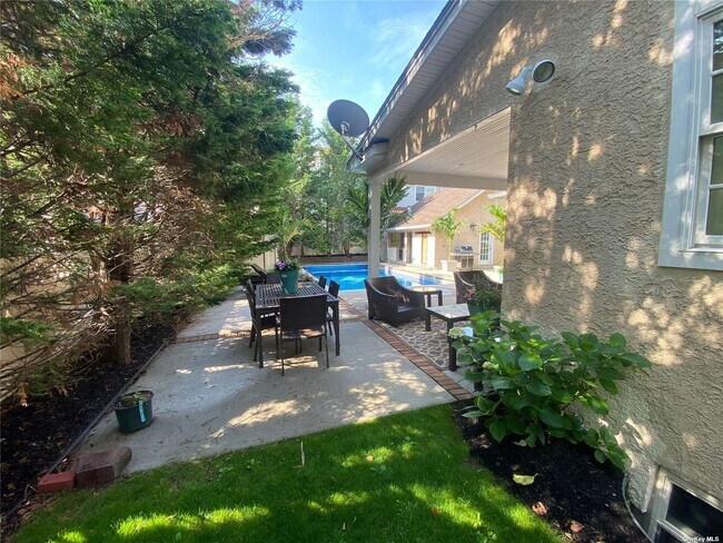 Foto del edificio - 100 Lynbrook Ave