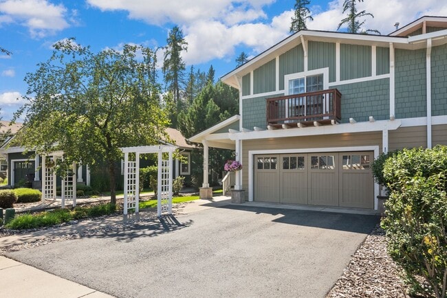 Building Photo - Furnished 2 BR + Den/2.5 BA Whitefish Town...