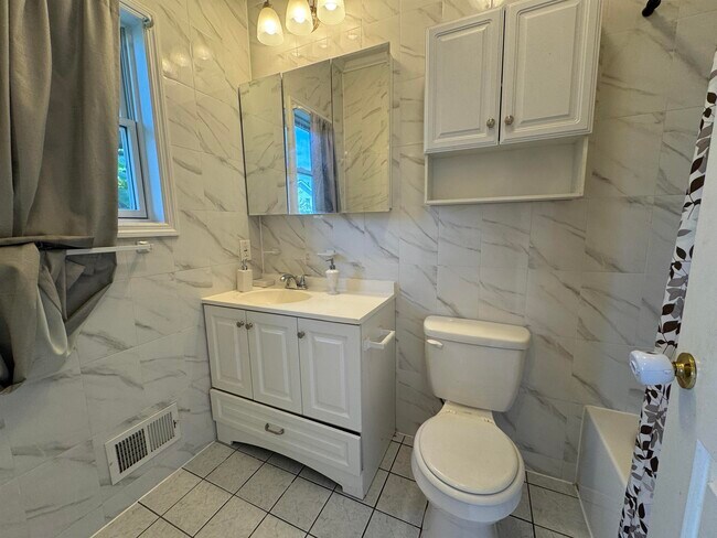 Foto del edificio - 58 Bostwick Ave