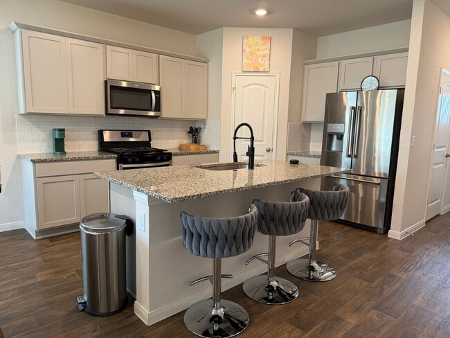 Foto del edificio - Room in House on Brooklyn Dr