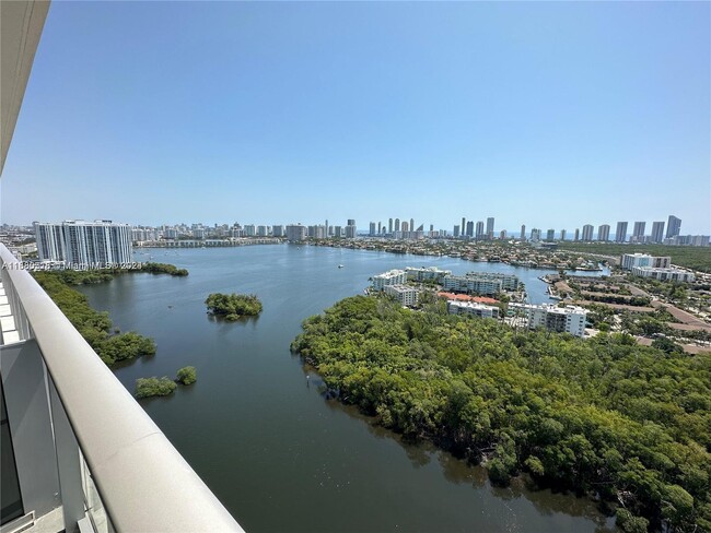 Foto del edificio - 16385 Biscayne Blvd