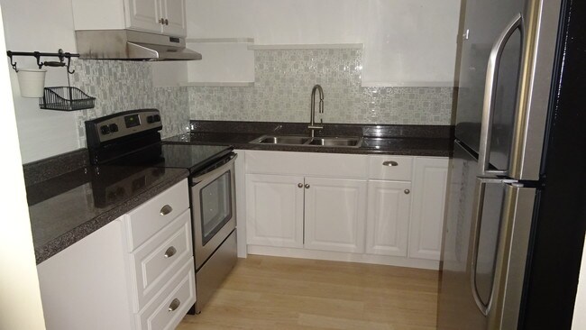 Building Photo - 573 Fairways Cir