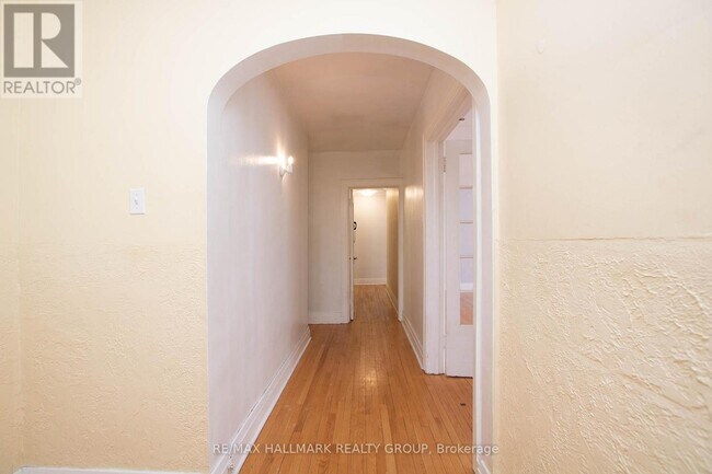 Photo du bâtiment - 74-74 Acacia Ave