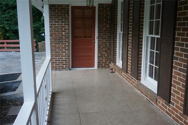 Building Photo - 3140 Oak Dr