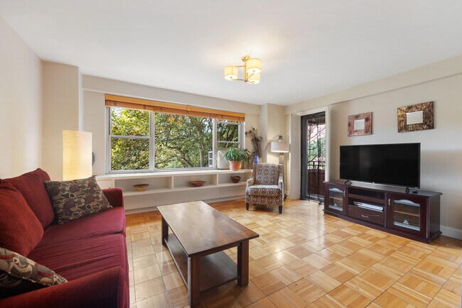 Foto del edificio - 572 Grand St