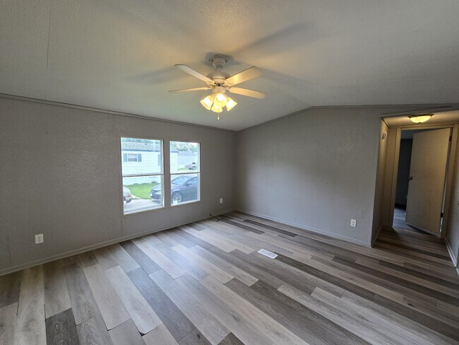 Building Photo - 700 W Ridgeway Ave