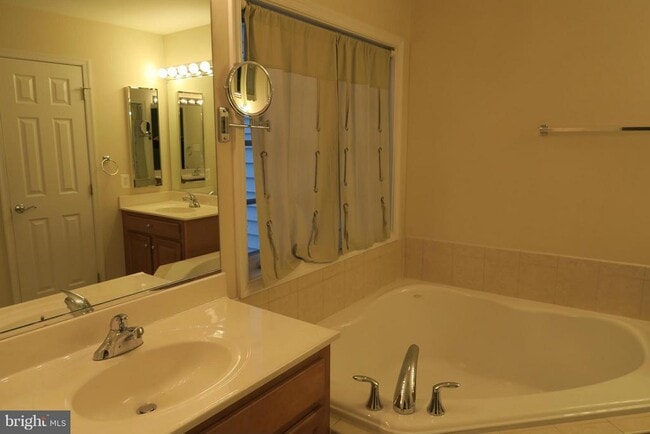 Building Photo - 725 Ridgemont Ave